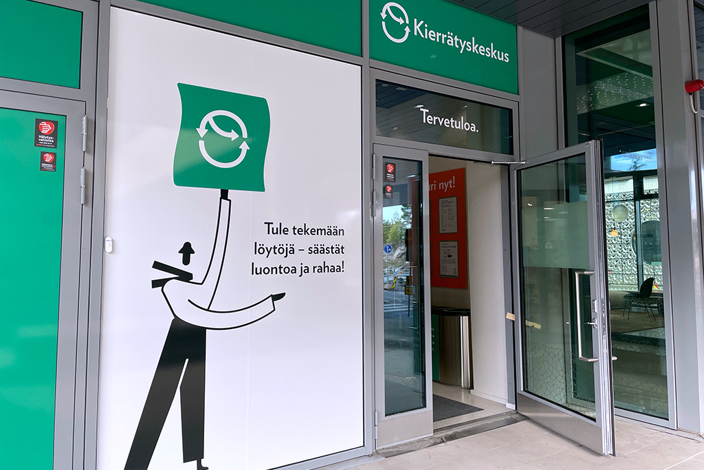 Pääkaupunkiseudun Kierrätyskeskuksen Pasilan toimipisteen ovet